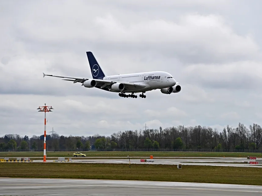 Drama na letu Lufthanse: Zbog zapaljene prenosive baterije avion prinudno sletio