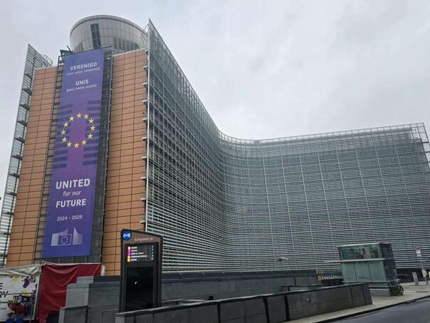 Drama oko novca: EU demantuje blokadu, Srbija pod pritiskom