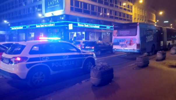 Drama u centru Sarajeva: Pucali na autobus, putnici prestravljeni pobjegli