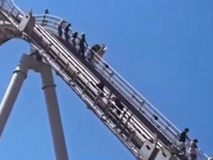 Strava u Gardalandu: Roller coaster stao usred vožnje, putnici visili iznad zemlje