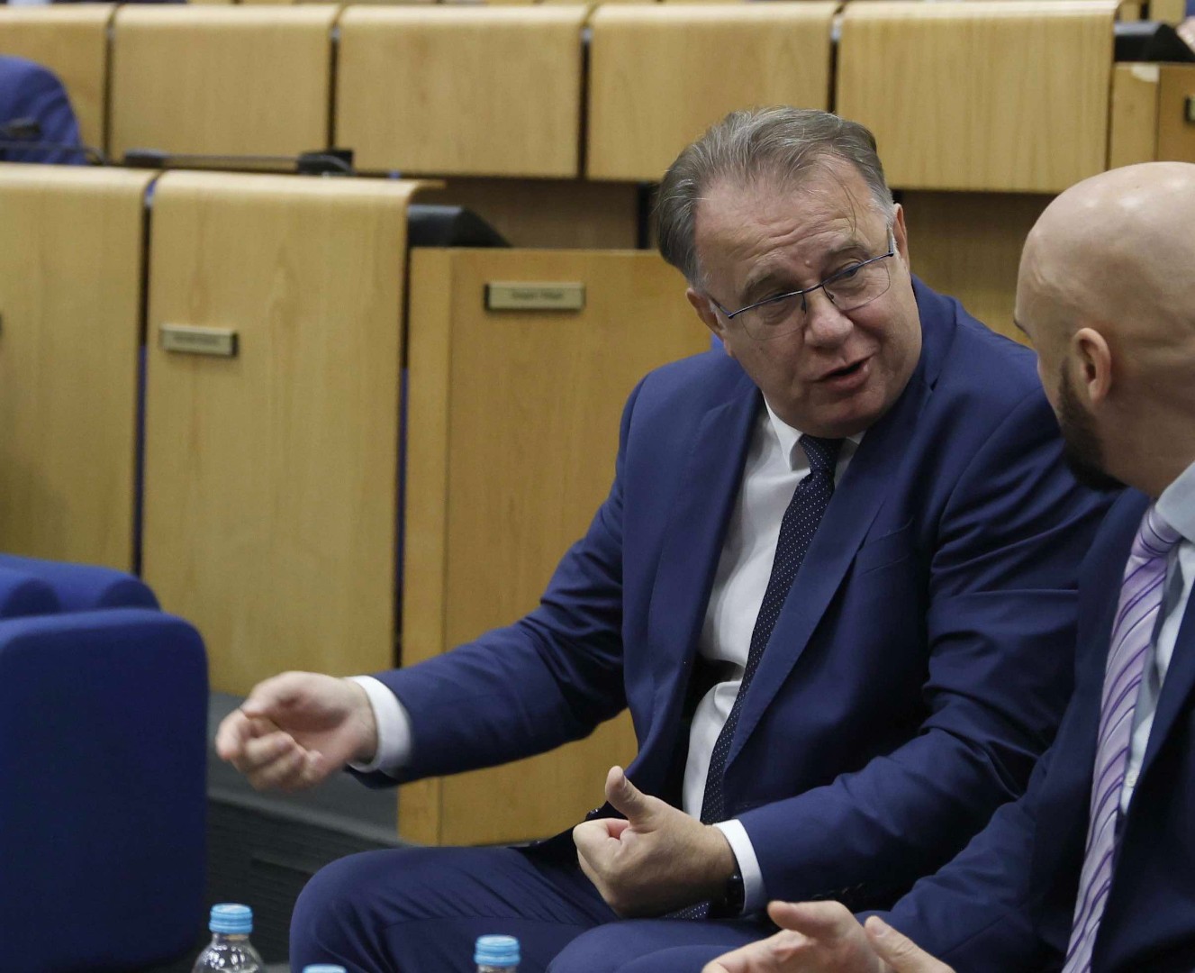 Drama u Parlamentu: Nikšić stiže na vanrednu sjednicu