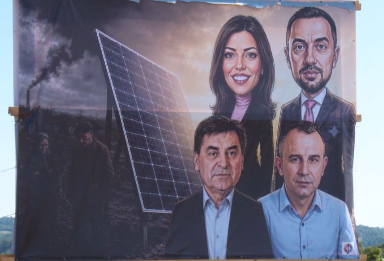 Drama u RS: Motorkama na bilbord, mještani stali u odbranu imovine