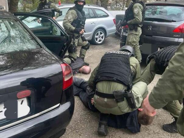 Drama u Visokom: Bježao ukradenim autom pa udario policajca