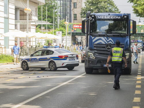 Drama u Zagrebu: Kamion pokidao tramvajske žice, žena pogođena na ulici