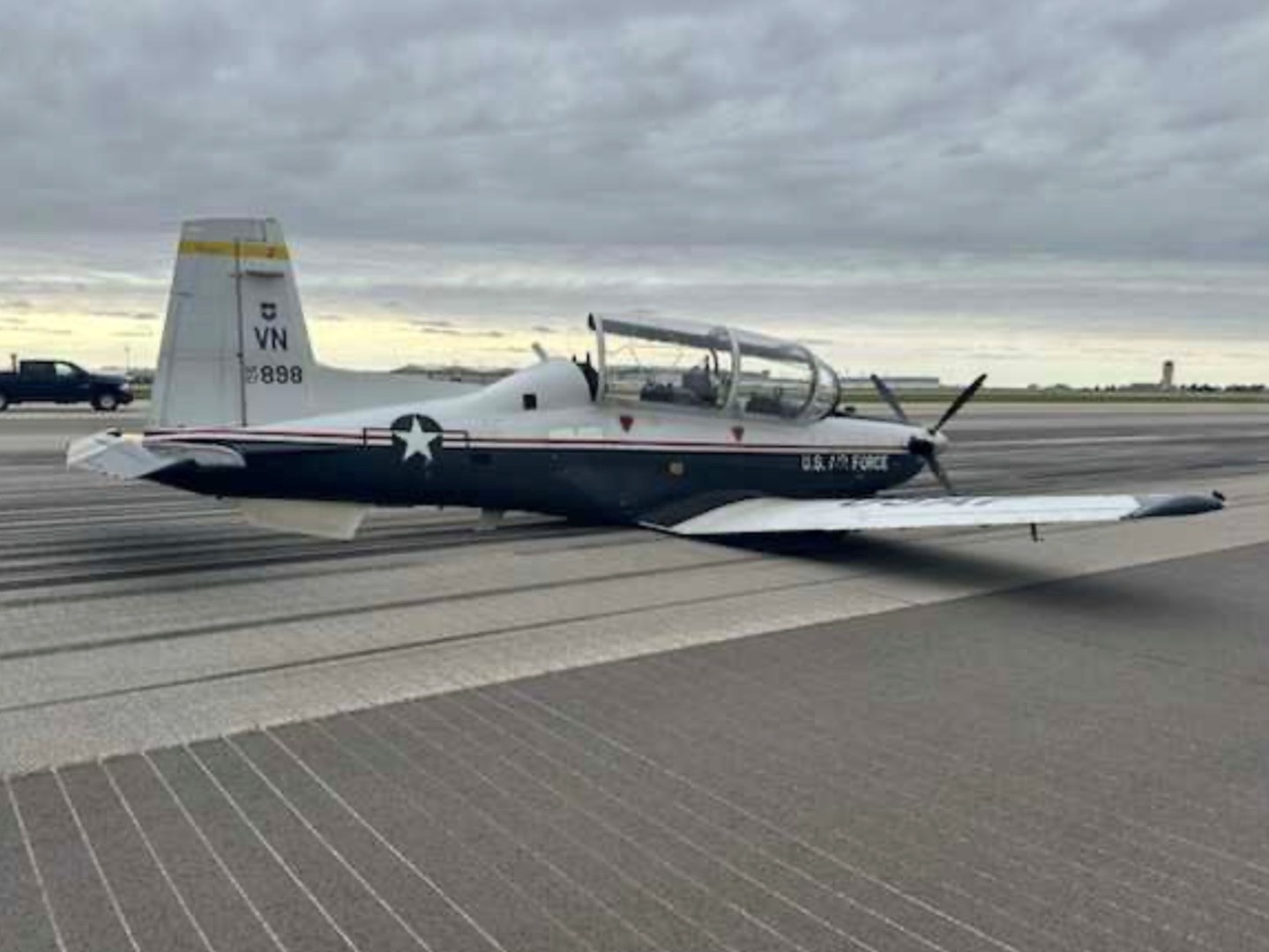 Dramatična scena u Kanzasu: Vojni avion sletio bez stajnog trapa