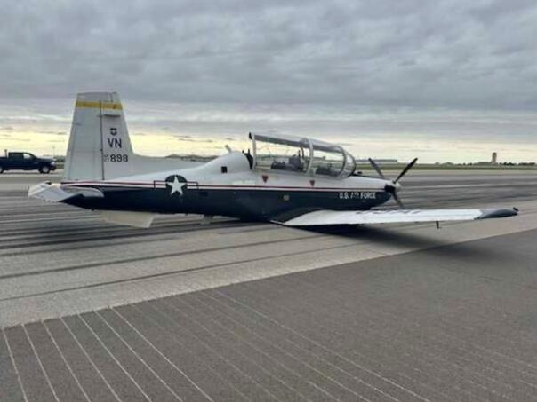Dramatična scena u Kanzasu: Vojni avion sletio bez stajnog trapa
