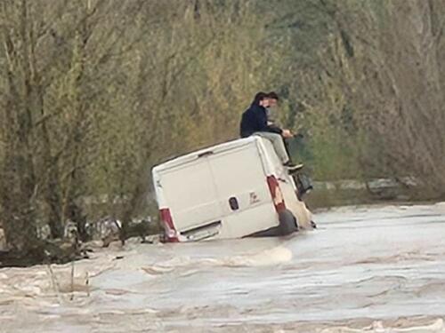 Dramatično spašavanje u BiH: Mladići završili na krovu kombija u rijeci