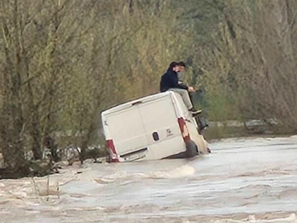 Dramatično spašavanje u BiH: Mladići završili na krovu kombija u rijeci