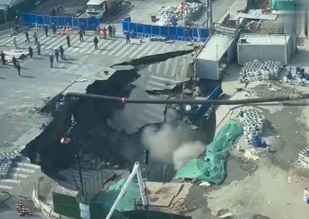 Dramatično urušavanje tla u Šangaju: Vrtača progutala prometnu ulicu