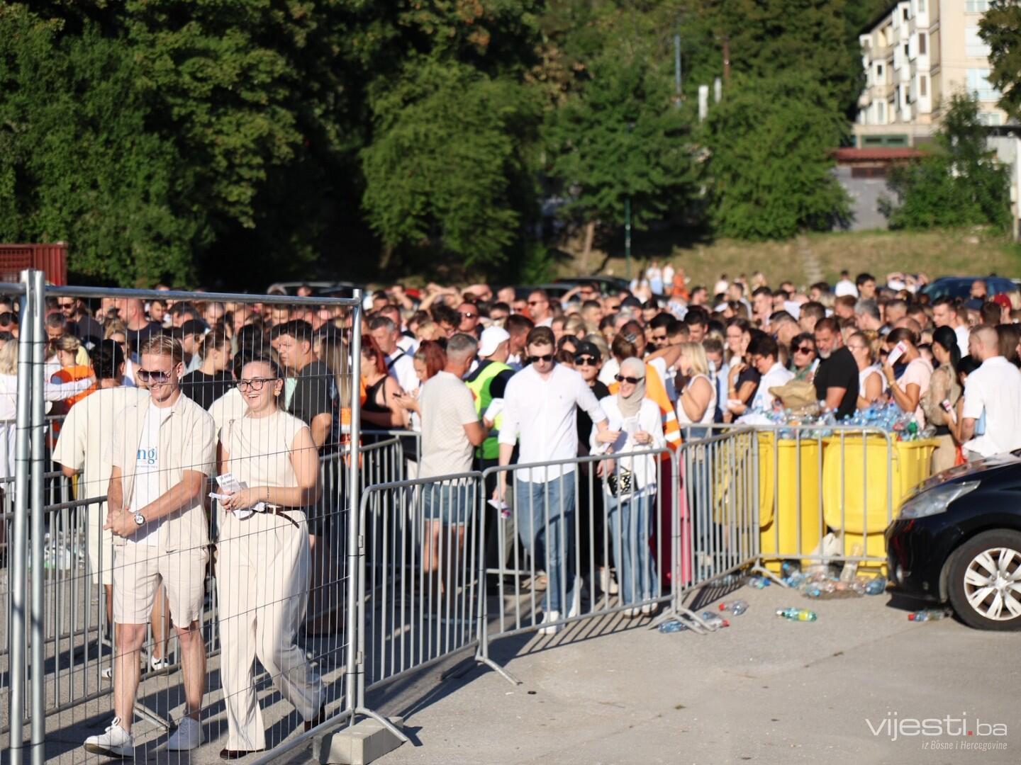 Drugi Merlinov koncert: Publika stiže na stadion