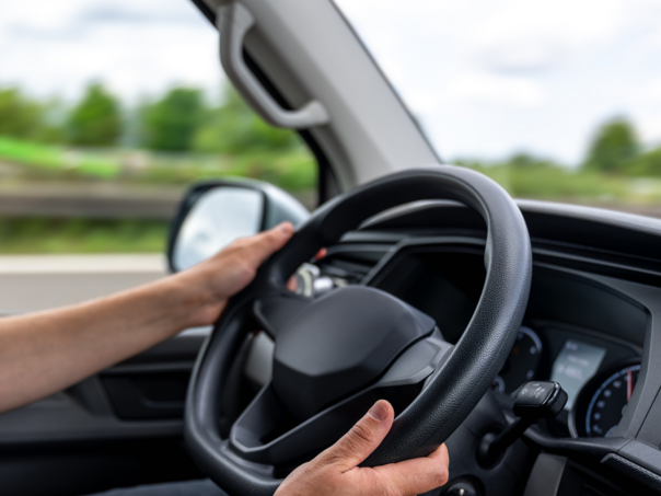 Državljanin BiH pijan preticao kolonu u krivini, žestoko kažnjen