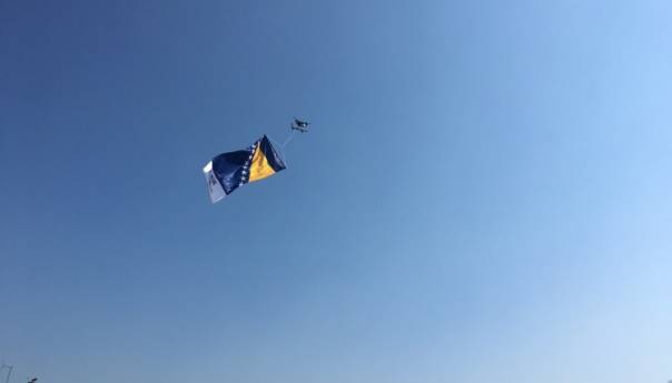 Državna zastava na nebu iznad Baščaršije