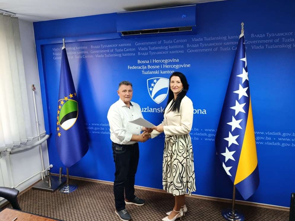 Državnim službenicima i namještenicima u TK povećane plaće i naknada za radni staž