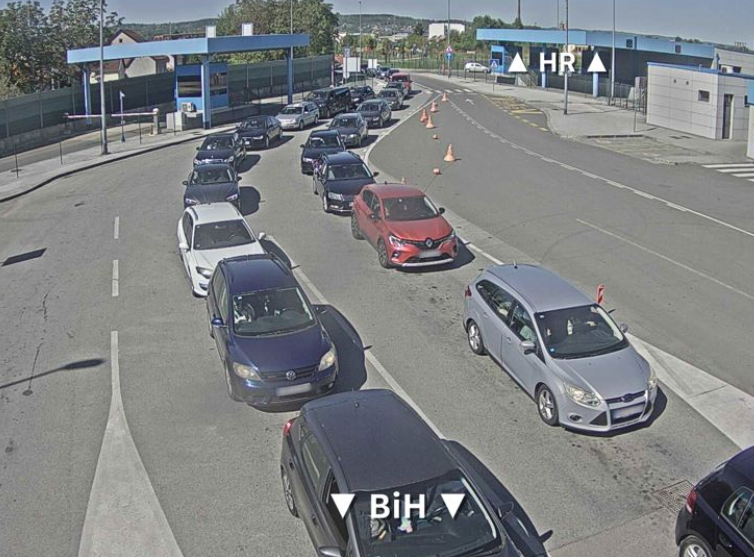 Duge kolone putničkih vozila na ulazu u BiH