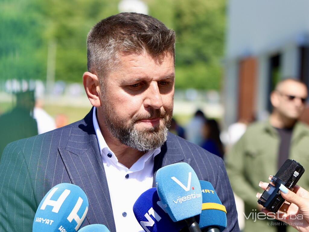 Duraković o nacionalističkom orgijanju u Bratuncu: Dosta je!