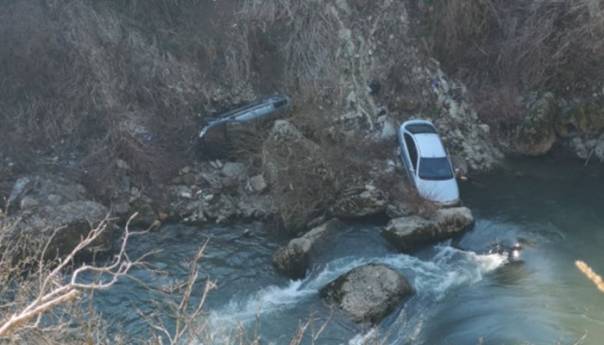 Dva automobila zbog sudara završila u koritu Vrbasa