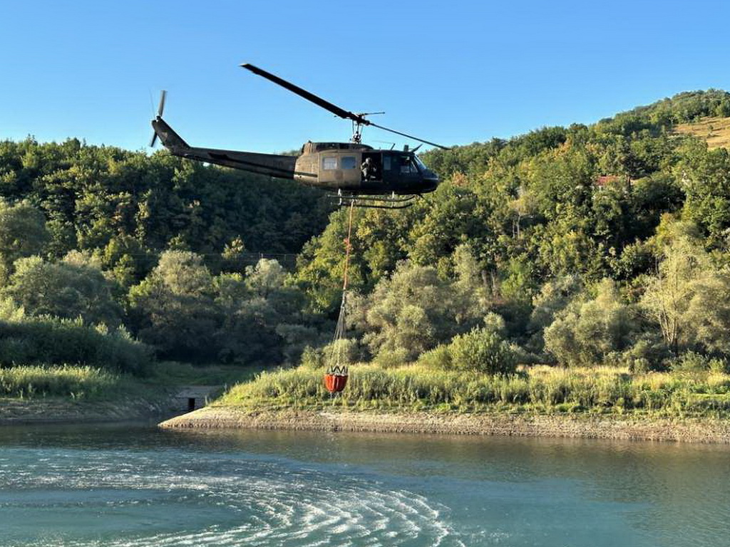 Dva helikoptera gase požar iznad Konjica, dodatne snage u Grahovu i Nevesinju