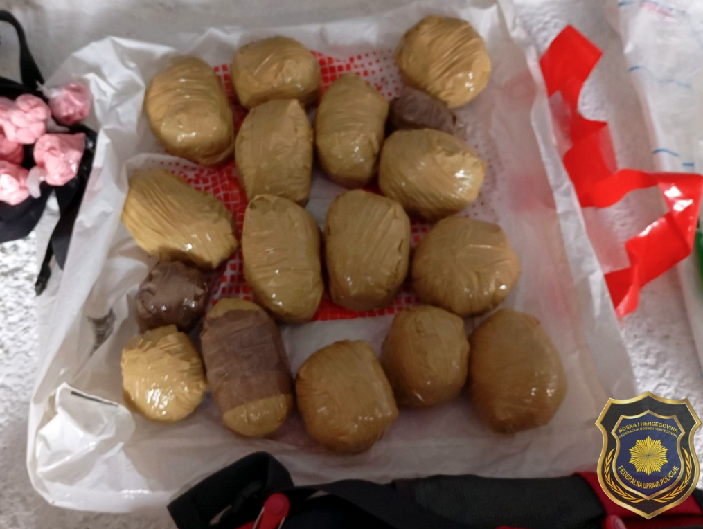 Uhapšena dvojica Sarajlija, pronađeno više od 6 kg droge, pištolj...