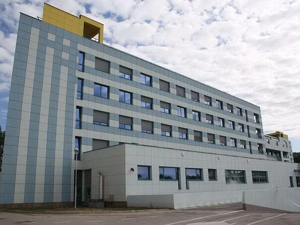 Dvije osobe osumnjičene zbog transparenta s porukom mržnje kod UKC-a Tuzla