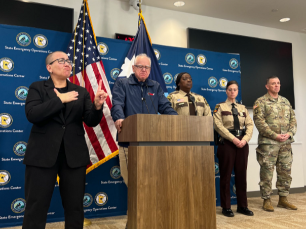 Dvije press konferencije, dvije istine: Rastu tenzije u Minnesoti