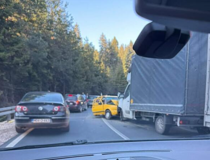 Dvoje povrijeđenih u sudaru tri vozila u Olovu