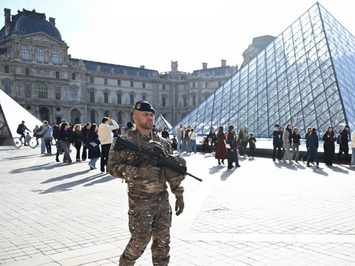 Dvojica osumnjičenih za pljačku u Louvru prethodno zajedno osuđivana za krađu