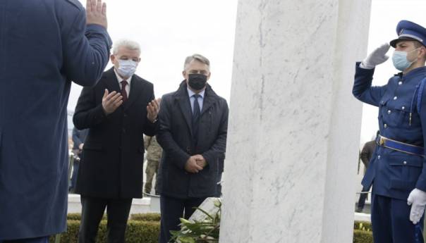 Džaferović i Komšić odali počast braniteljima povodom Dana Armije RBiH