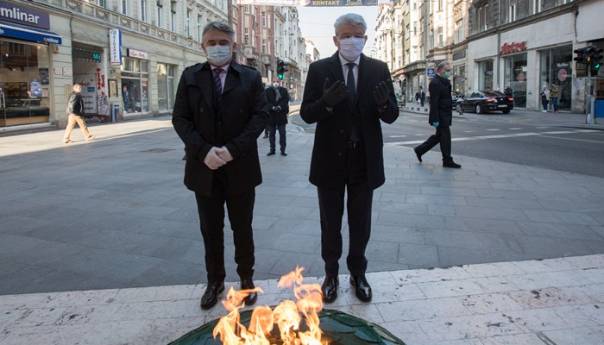 Džaferović i Komšić polaganjem cvijeća obilježili 6. april