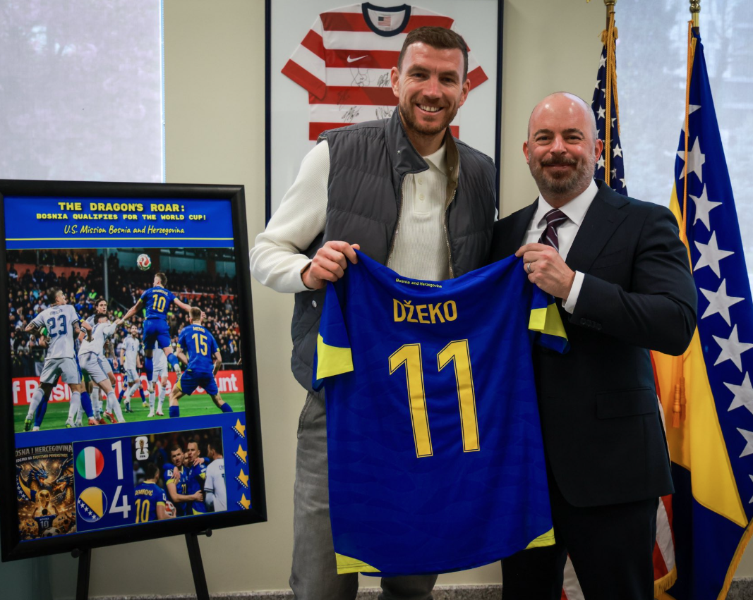 Džeko sa porodicom u Ambasadi SAD-a: "Slijedi američko ljeto puno zabave i slavlja"