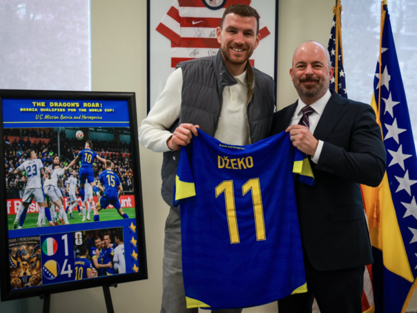 Džeko u Ambasadi SAD: "Haj’mo BiH! Haj’mo SAD!"