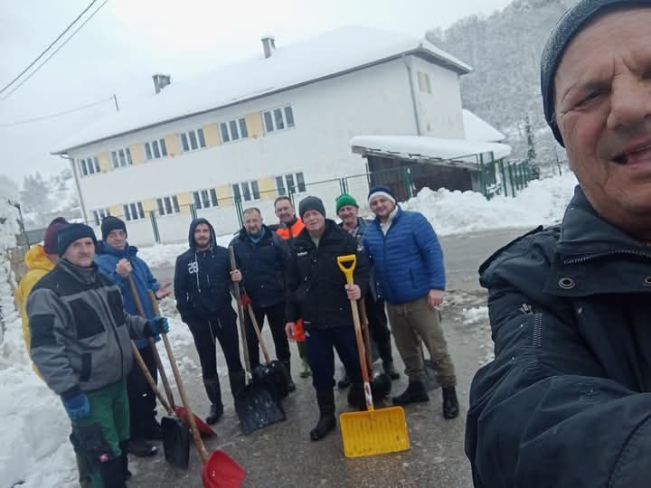 Edin Višća u svom rodnom mjestu sa komšijama čistio snijeg