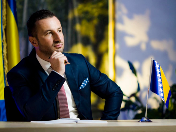 Efendić o povlačenju sankcija Dodiku: Posljedica unutrašnjih slabosti