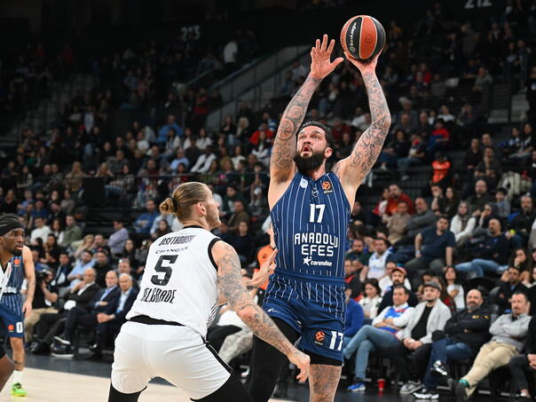 Efes slavio nakon produžetka i zaustavio Partizanov niz