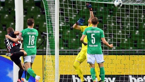 Eintracht nanio težak poraz domaćinu u Bremenu i gurnuo Werder na rub provalije