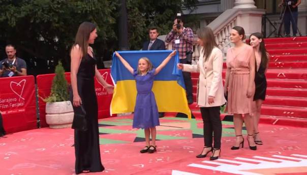 Ekipa ukrajinskog filma sa zastavom prošetala sarajevskim crvenim tepihom