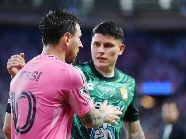 Emocije na tribinama i terenu: Messi se vratio na teren nakon smrti oca