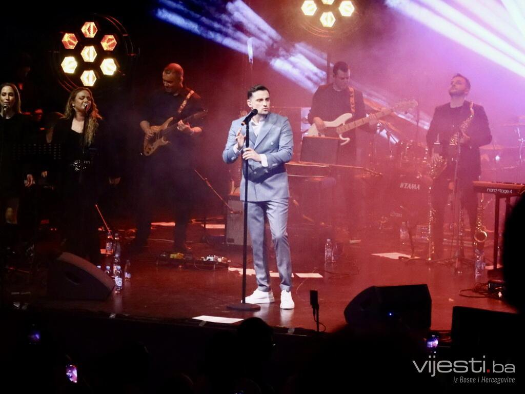 Emotivna noć u BKC-u: Mirza Selimović na prvom solističkom koncertu