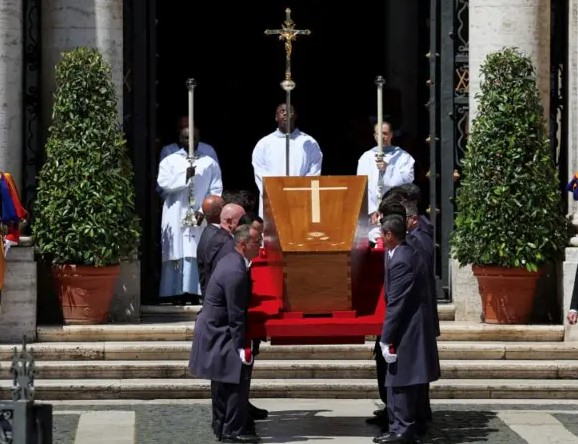 Emotivne poruke, suze i počast: Papa Franjo ispraćen na posljednji smiraj