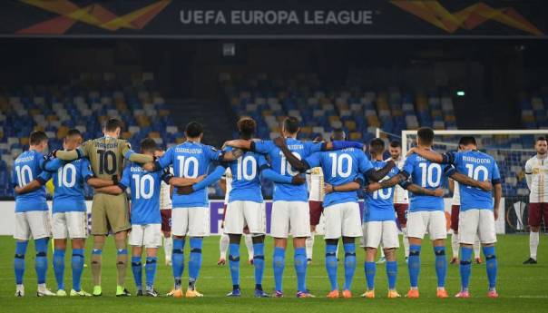 Emotivne scene sa San Paola: Igrači izašli u Maradoninom dresu, navijači glasno skandirali