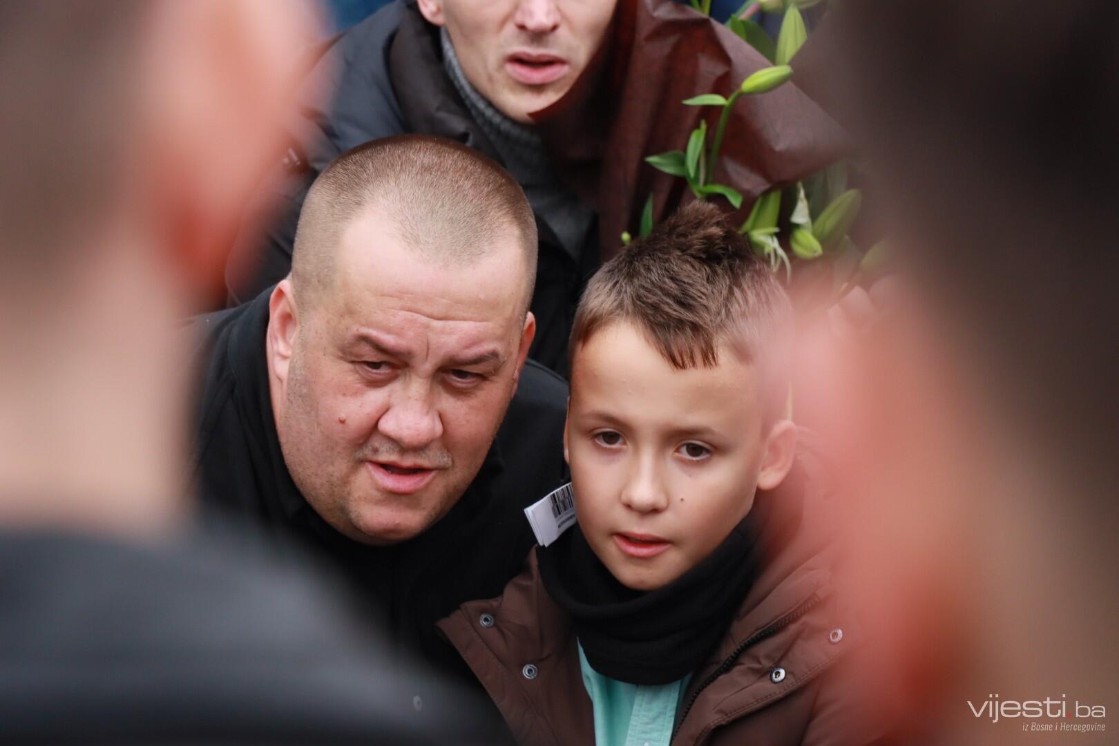 Emotivne scene sa ukopa Halida Bešlića kroz objektiv Vijesti.ba