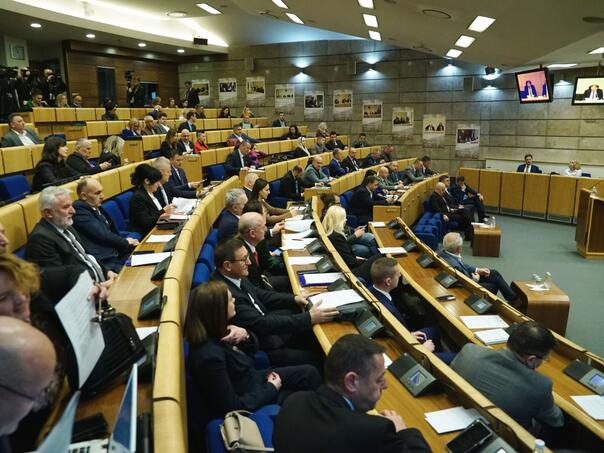 Enormna primanja, a ne dolaze na sjednice: Delegati zaustavili reformu tržišta rada!