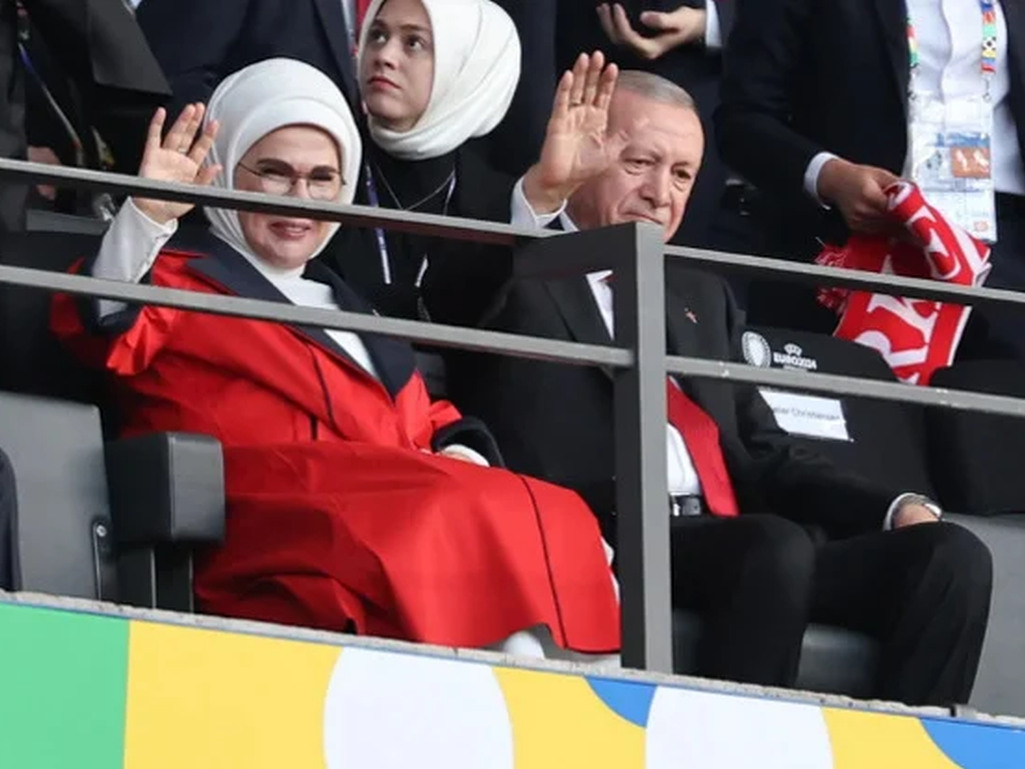 Erdogan u društvu supruge Emine prati utakmicu iz svečane lože