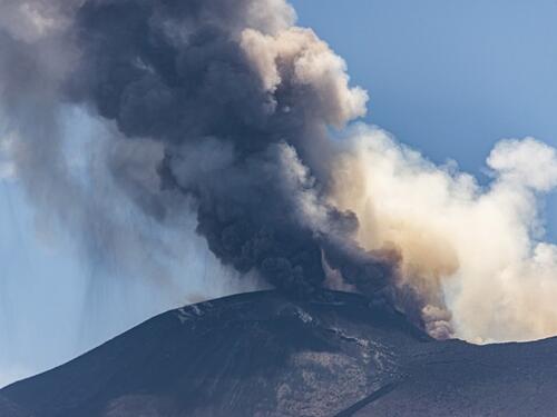 Erupcija Etne paralizovala saobraćaj: Zatvorena glavna zračna luka na Siciliji