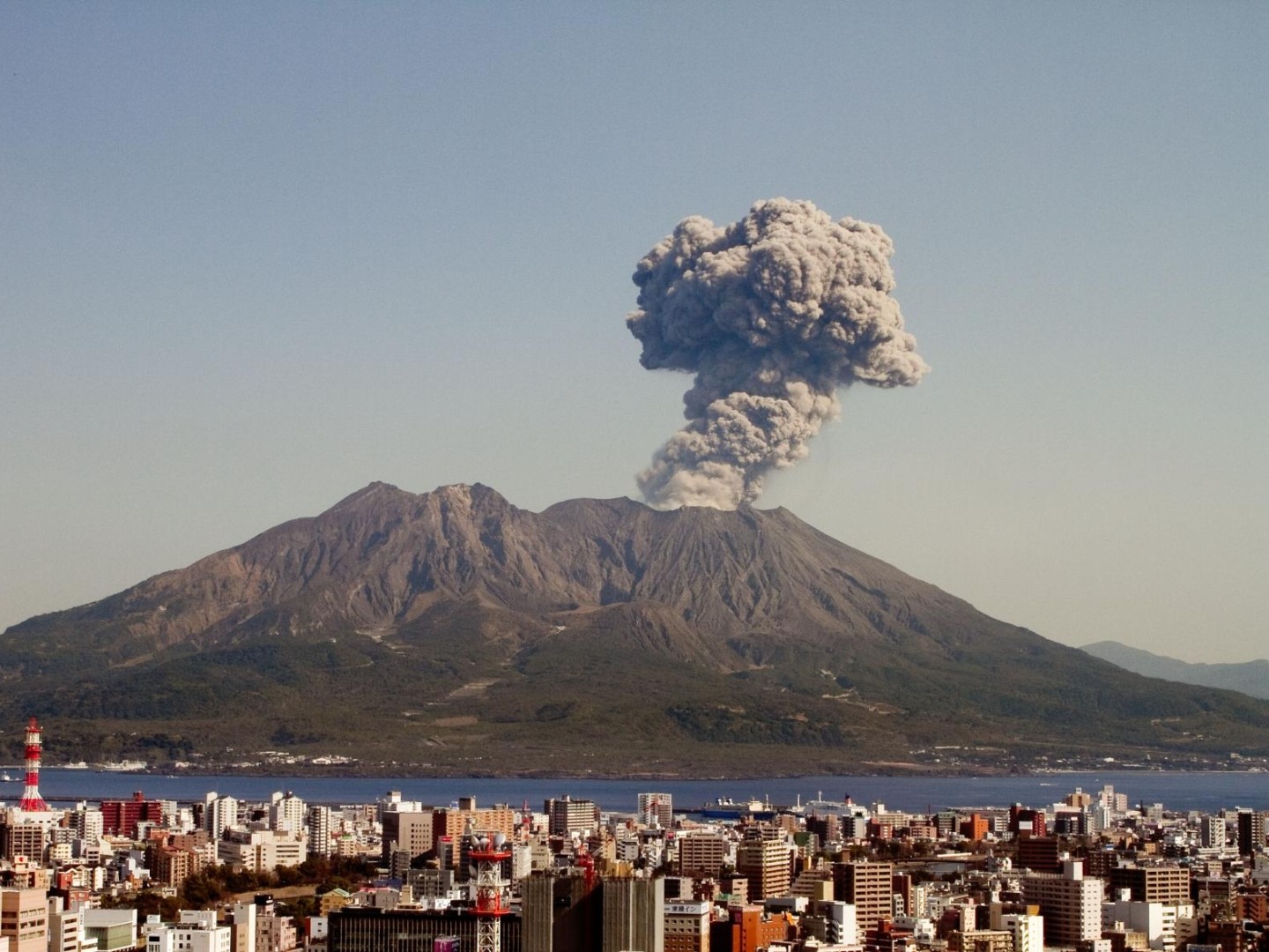 Erupcija u Japanu: Vulkan Sakurajima izbacio pepeo 3.500 metara u zrak