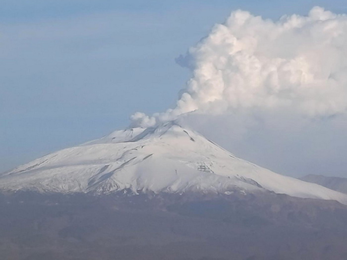 Eruptirala Etna, u Taormini padao pepeo, podignut nivo uzbune