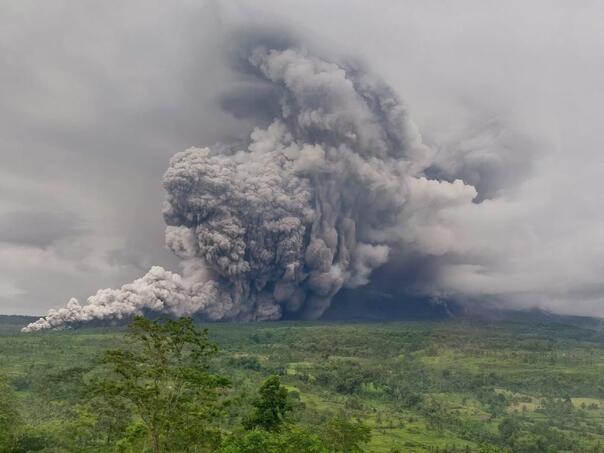 Eruptirao vulkan Semeru, proglašen najviši nivo uzbune