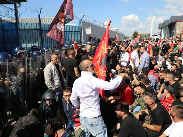 Eskalirao protest na Kosovu: Kamenovana zgrada EULEX-a, ima uhapšenih