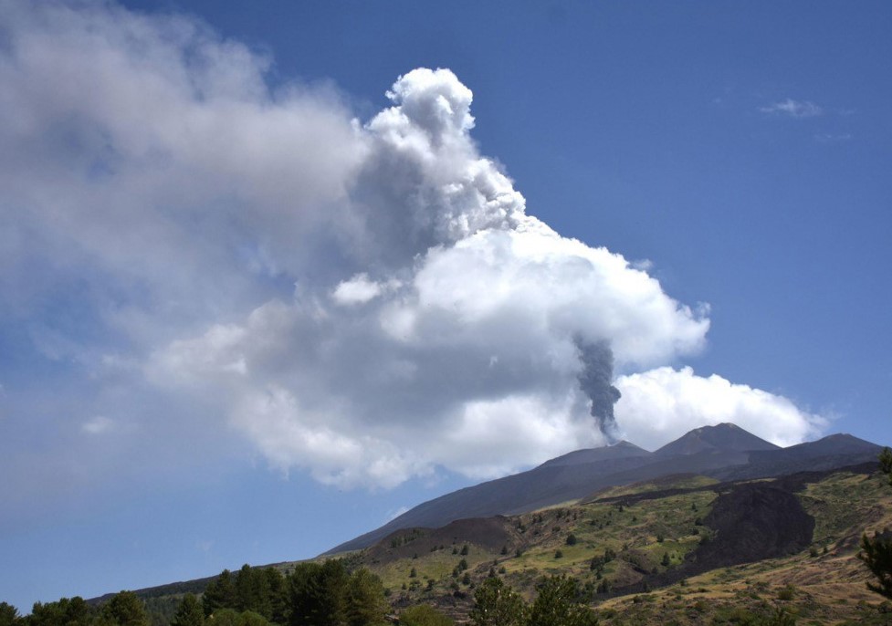 Etna ponovo izbacuje pepeo: Ograničeni dolasci aviona na Siciliji