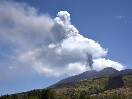 Etna ponovo izbacuje pepeo: Ograničeni dolasci aviona na Siciliji