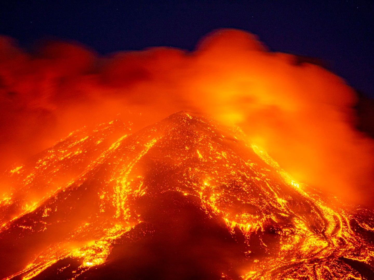 Etna ponovo pokazuje snagu: Zbog vulkanskog pepela zatvoren zračni prostor